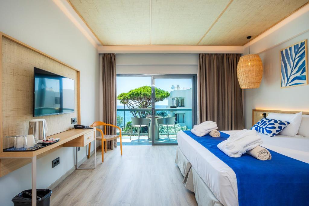 Marins Suites - Adults Only Hotel — Hotel rooms in Cala Bona, Balearic Islands