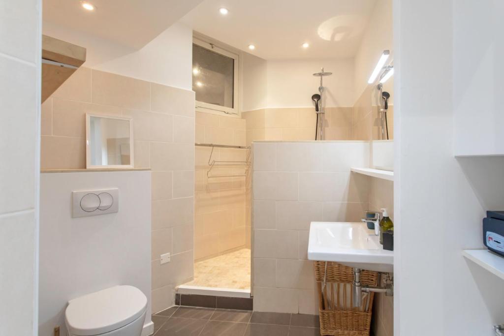 #28 Staywiz us -1 BDR Flat AC Balcony Hper Central 10mins to Beach & old town - 5