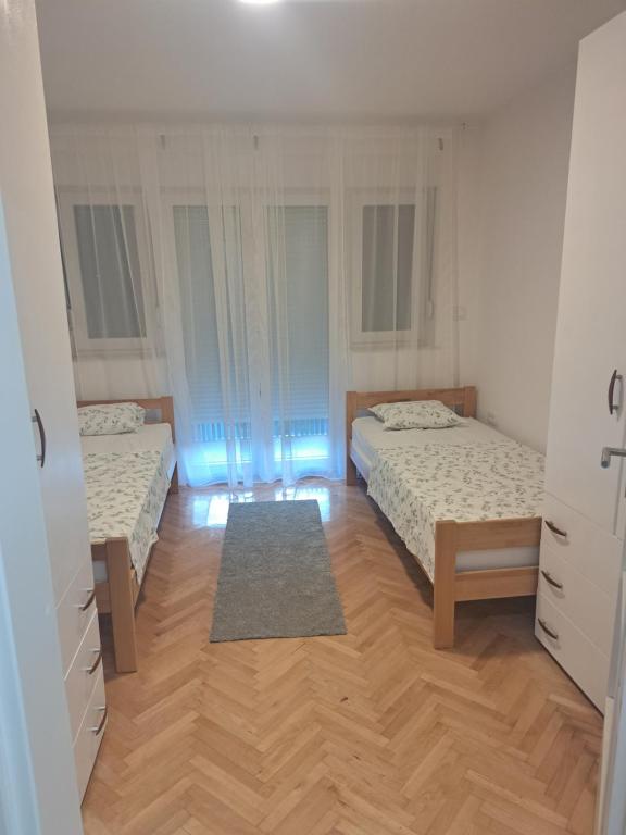 Avenue Flat - 2