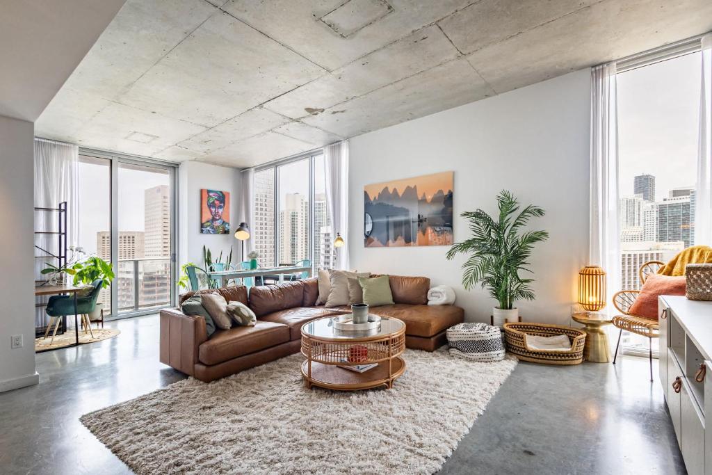 2BR Centro Condo - Gym Pool & City Views, Miami