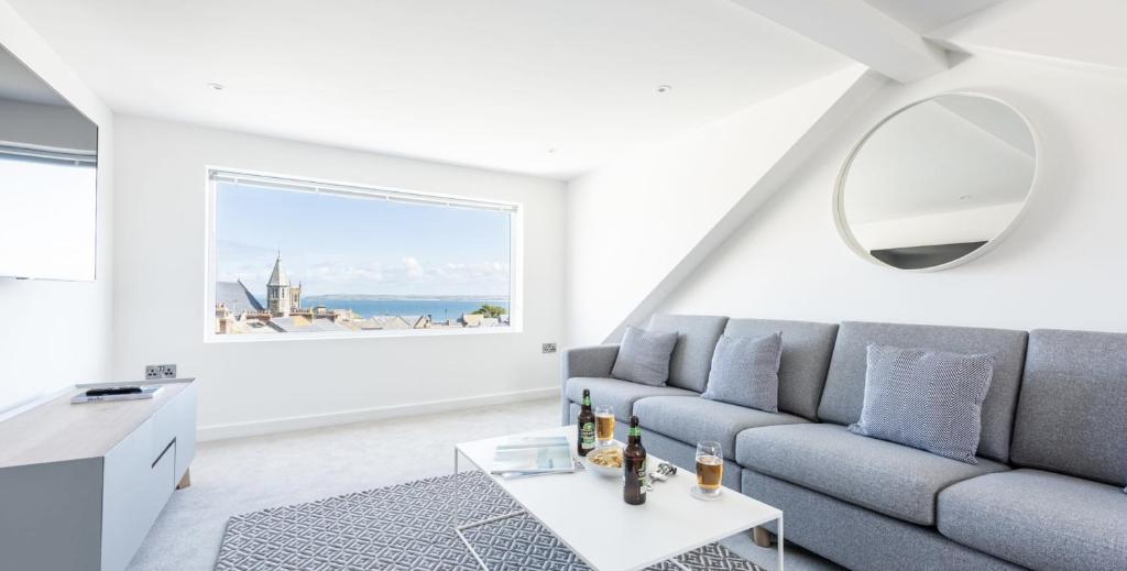 VITAMYN SEA, 4 bed house, Sleeps 8, Sea views, 5 min walk to harbour and beaches, St Ives