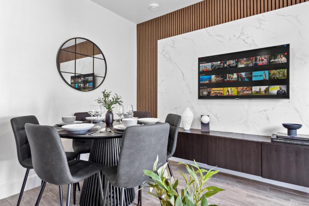 Spacious 4BR Home, Garden & Parking, Sleeps 8, Brimsdown Station