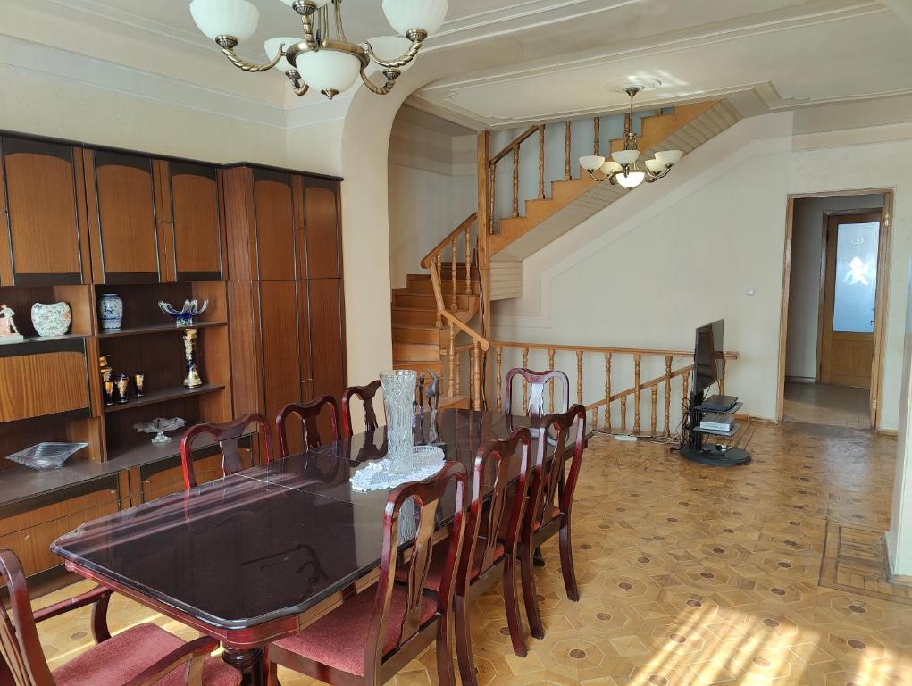 Spacious 150 m2 Home with Garden, Jerevan