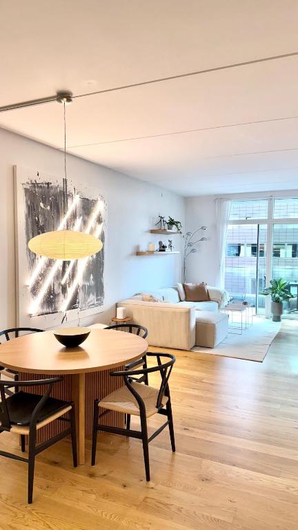 Heart of Aarhus, modern apartment and paid parking nearby, Aarhus