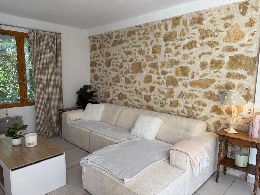 White Ventoux-central-parking gratuit-securise-terrasse & jardin - 1