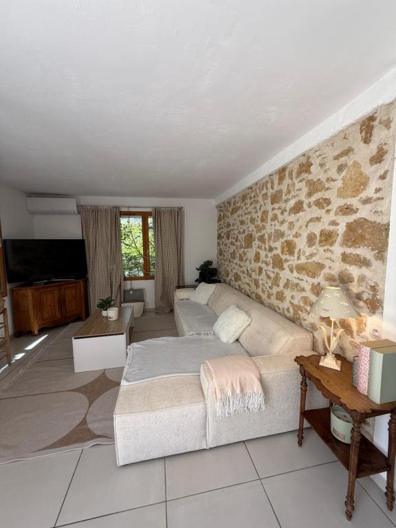 White Ventoux-central-parking gratuit-securise-terrasse & jardin - 2