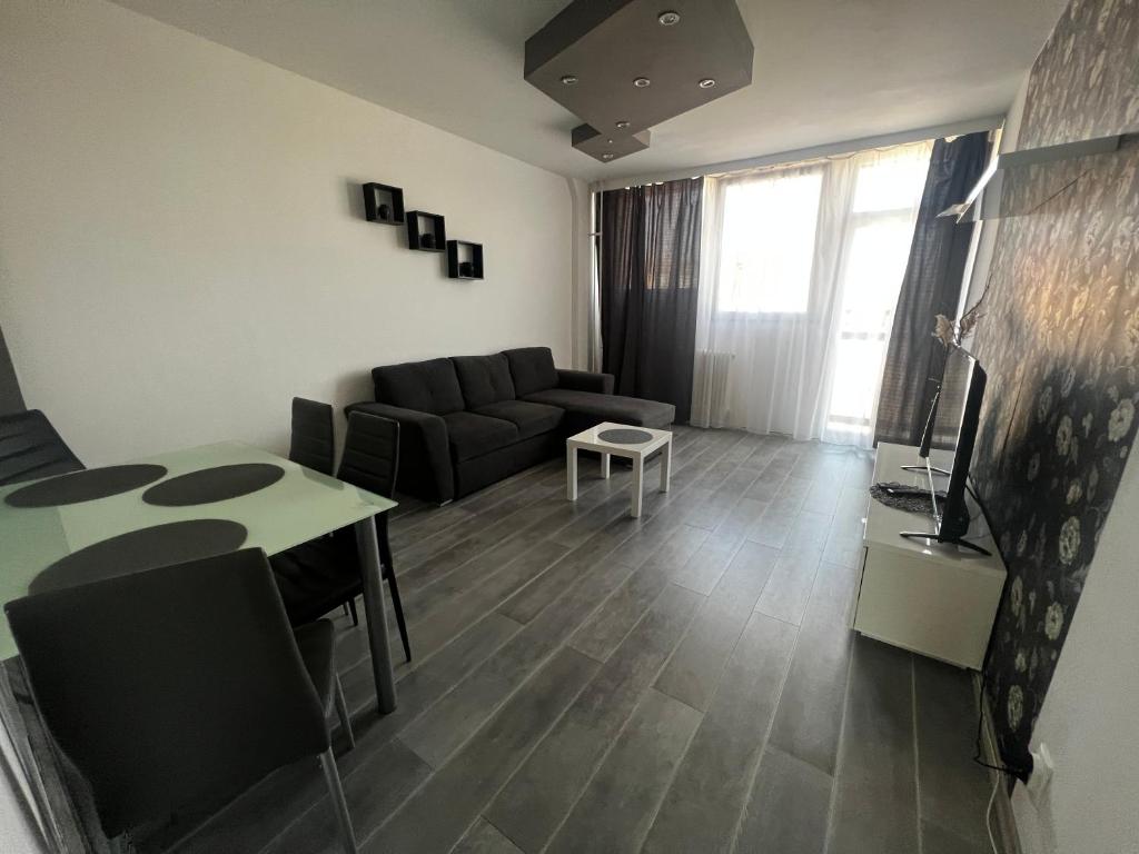 Dave Apartman, Segedín