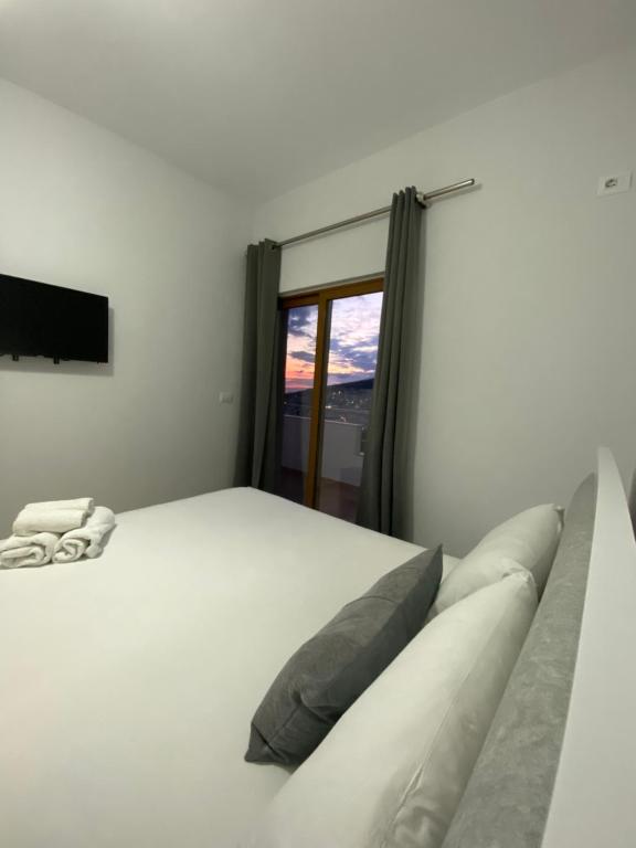 Seaside and mountain view apartment, Sarandë
