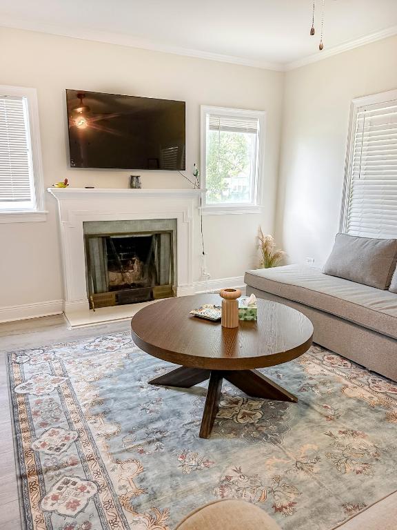 Beachside Walk & Casino Retreat - Breakfast - Hot Tub - Game Room, Gulfport