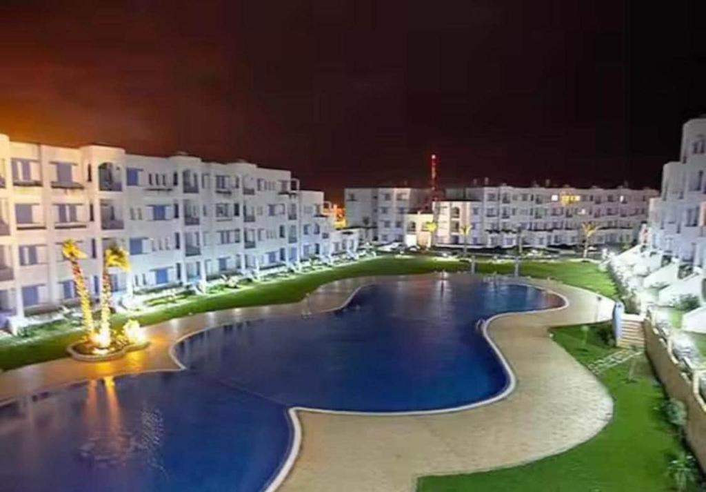 Beachfront Getaway, Mʼdik