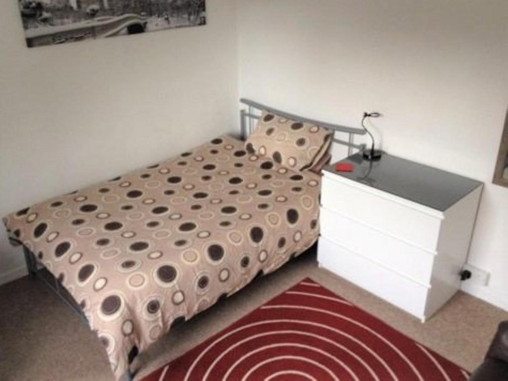 1 cozy room in 2 bed apartment, easy parking, easy walk train station, Cheltenham