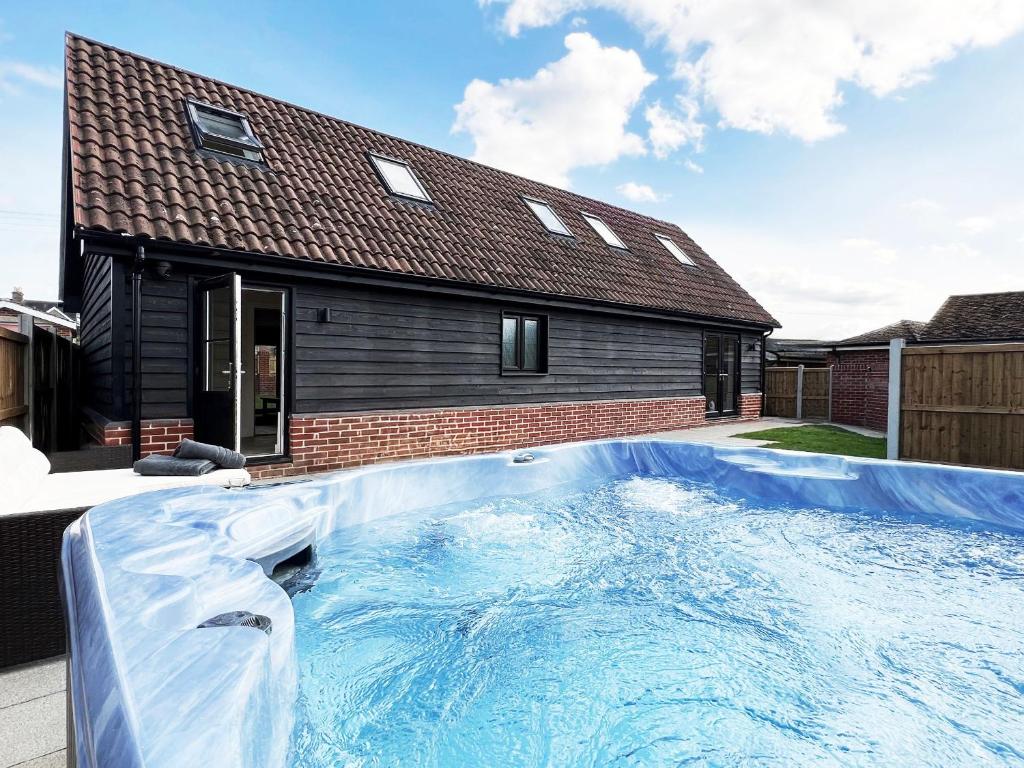 Blackberry Barn by The Suffolk Cottage Collection, Long Melford