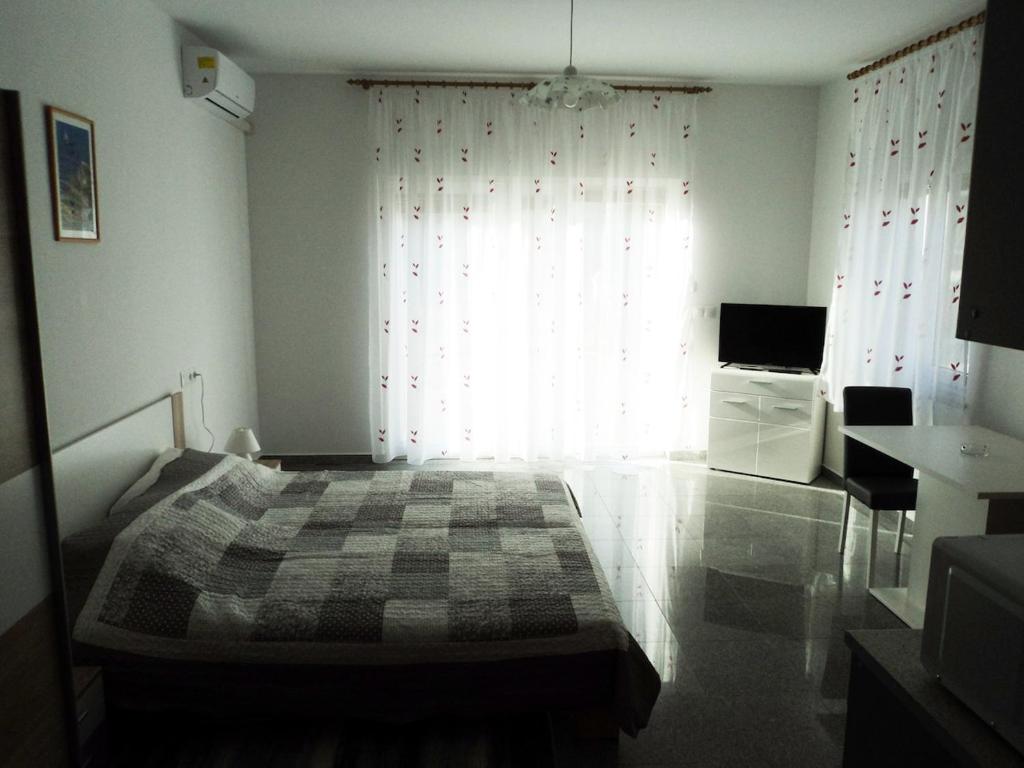 Charming studio for couples near beach AC parking 전경
