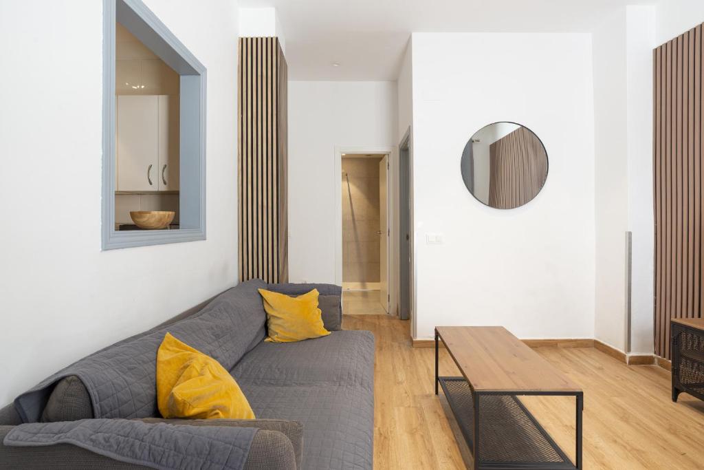 Stylish Malaga 2 Bedroom with Patio - 3