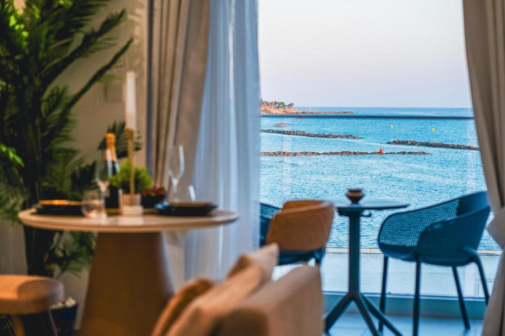 THE OCEAN - Luxury Apartment at the Harbor, Paphos