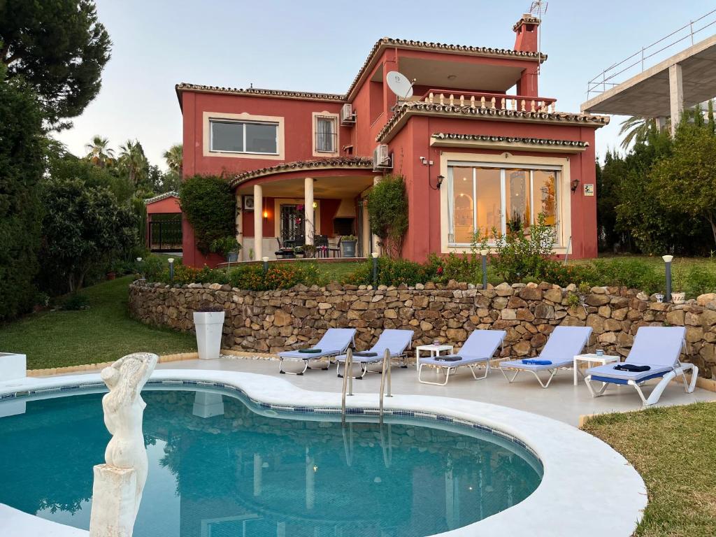 Luxurious Villa 6 Min from Beach with Sea Views, Marbella