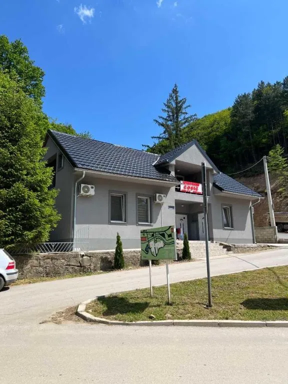 Apartmani Ćosić - Kuršumlijska banja，位于Kursumlijska Banja的酒店
