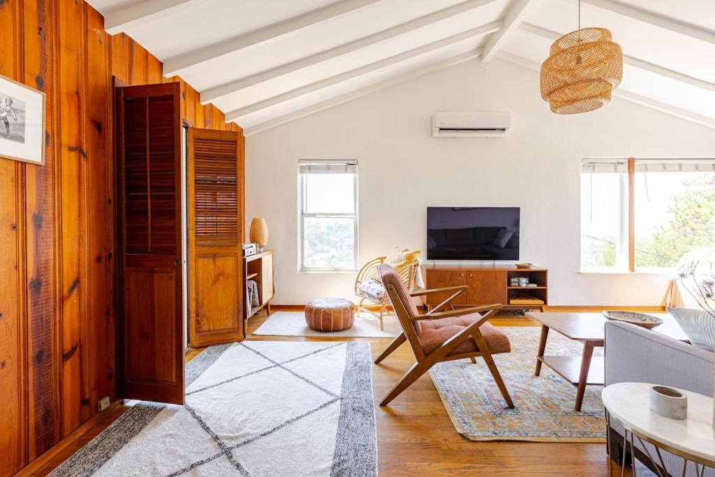 Serene & beautiful bohemian hilltop retreat, Glendale