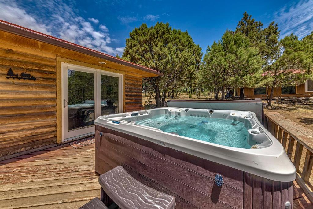 Rustic Alto Cabin with Hot Tub, Deck and Fireplace!, Alto