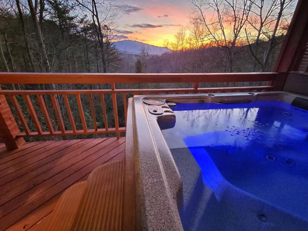 Cozy Log Cabin With Mountain Views, Hot Tub, And Game Room, Gatlinburg