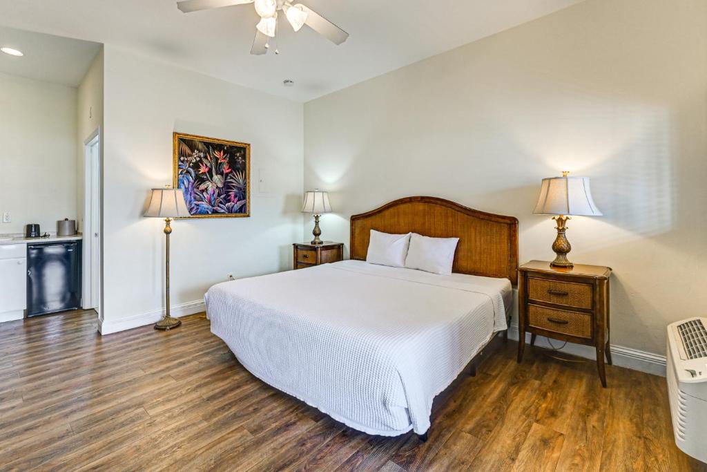 Quaint Naples Studio with Community Fitness Center, Naples