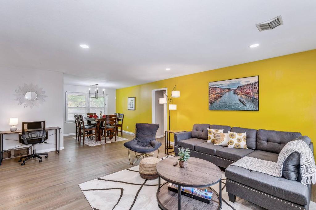 HotTub, King & PoolTable~East Wichita, Eastborough