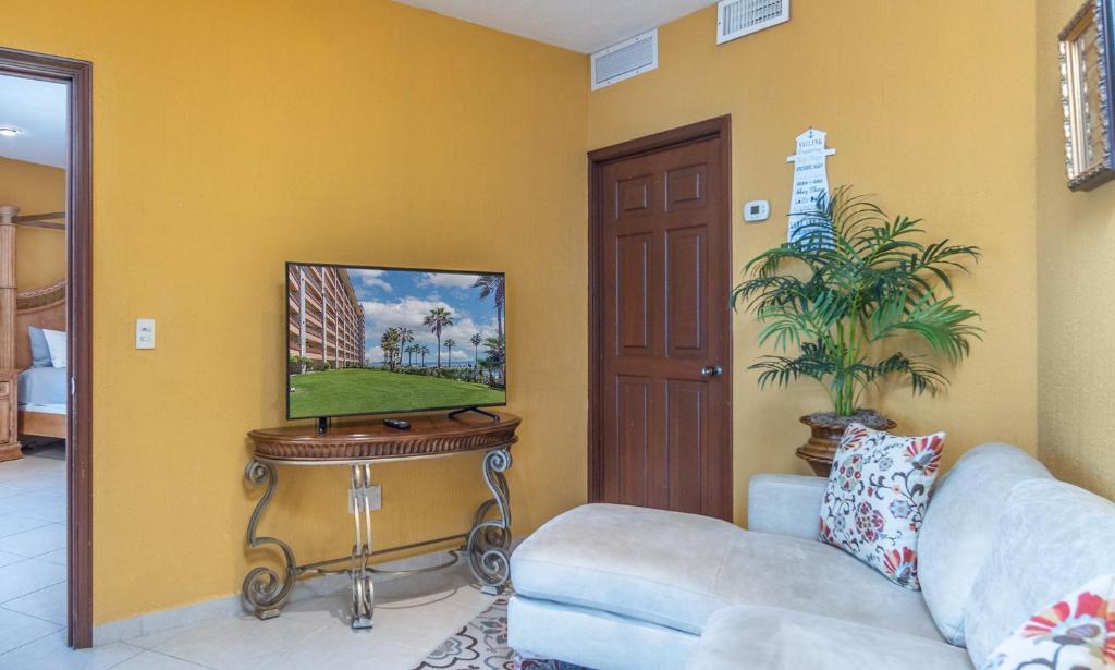 Chasing Sunsets Penthouse Perfect Elegant Ocean Front Condo - 3