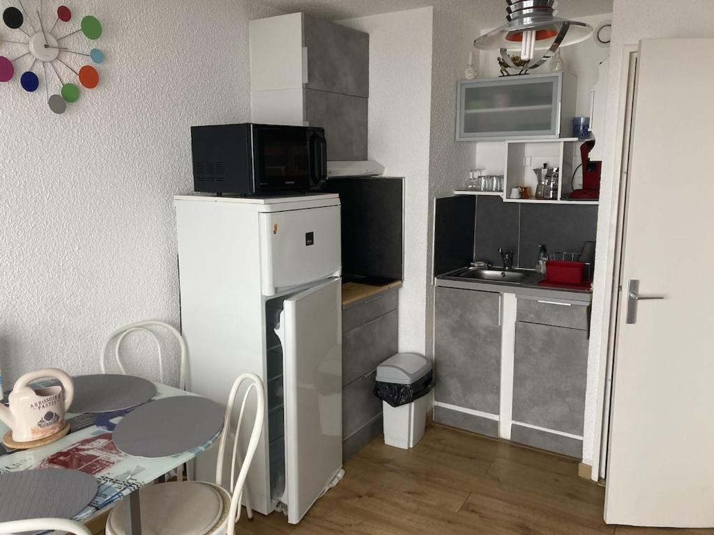Studio pour 4 personnes , équipé , parking privé - 3
