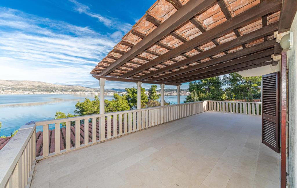 Nice Home In Okrug Donji With Wi-Fi, Okrug Donji