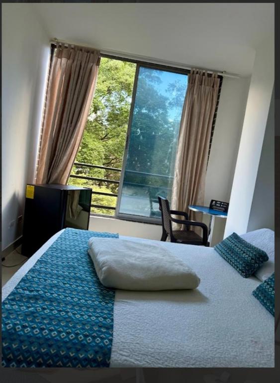 Hotel y Apartamentos Montes - 5