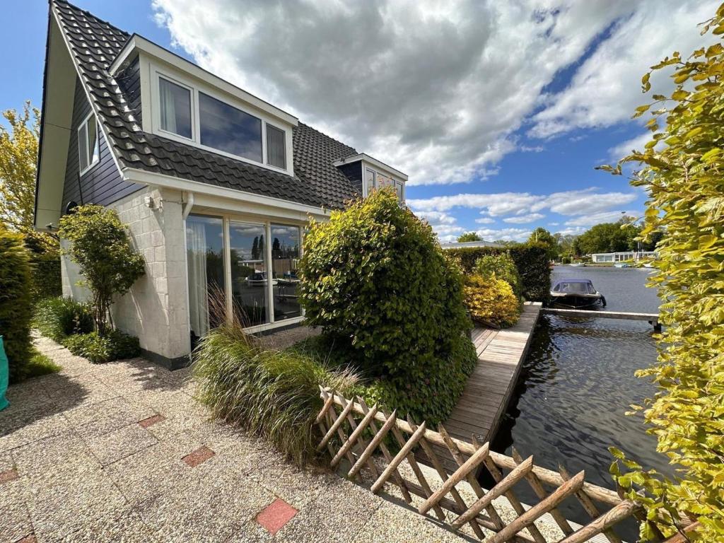 House in Boornzwaag with Private Jetty, Boornzwaag