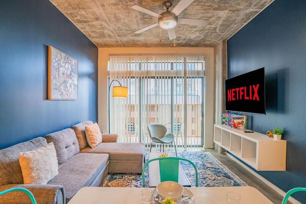 Detailed 2BD - Central DT- Gym, Pool, Parking Sleep8, Phoenix