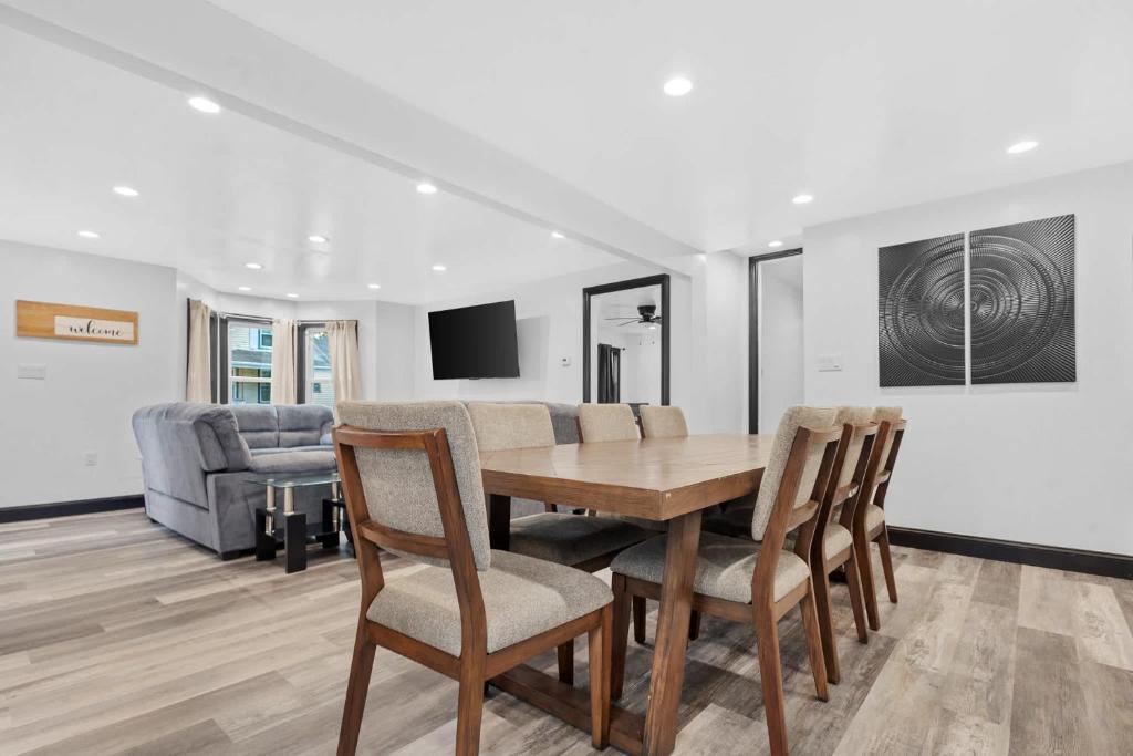 6BR Homes Perfect for Large Groups & Families Near Niagara Falls Attractions, Niagara Falls