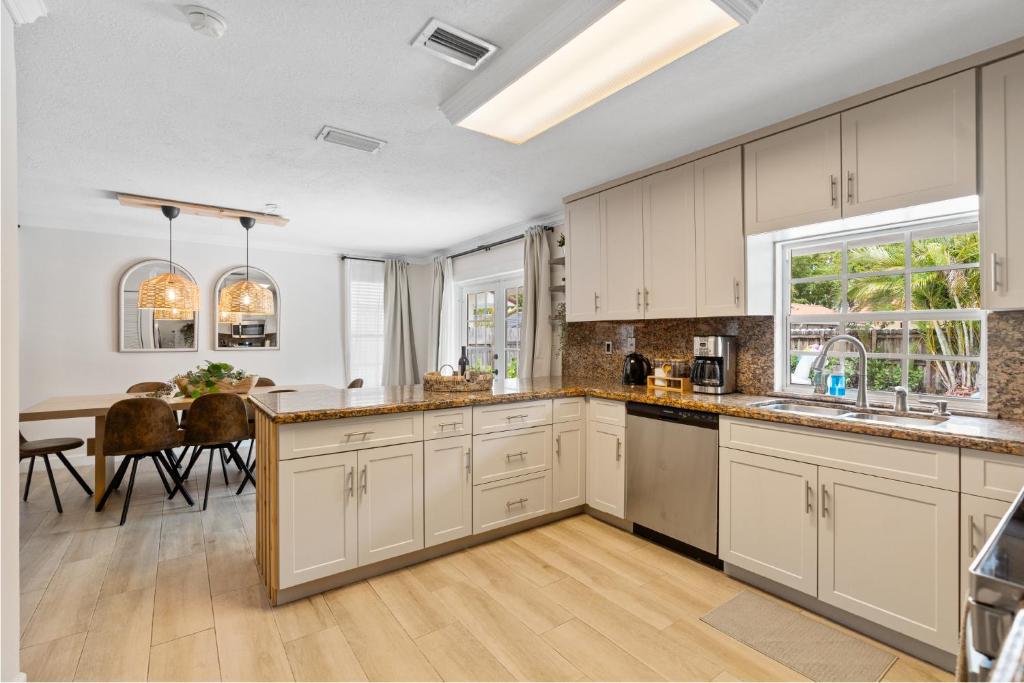 Boho Style 5 BR 2,5 BT Heated Pool Fit 14, Miami