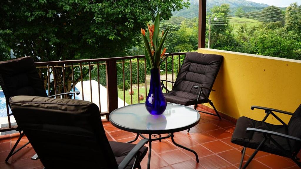 Comfy House with WiFi Pool Jacuzzi in Carmen De Apicala - 4