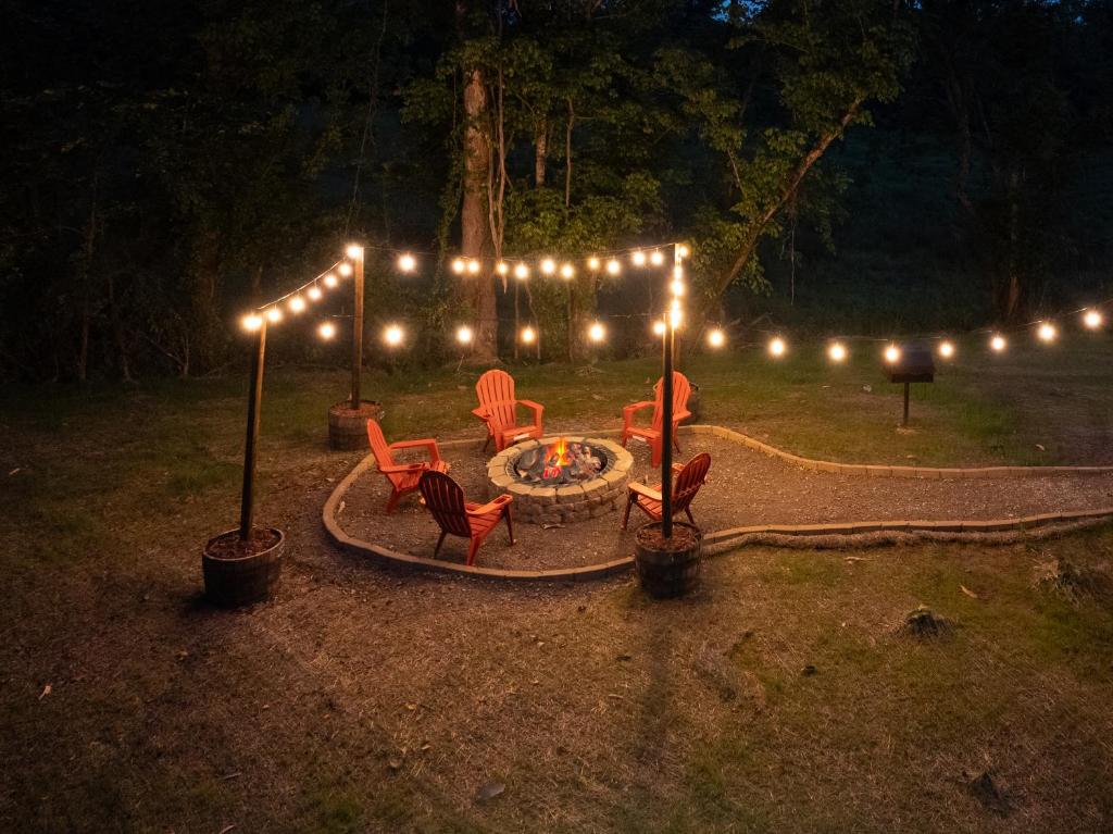 Spacious 4BR Cabin with Hot Tub, Game Room & Fire Pit, Close to Dollywood, Sevierville