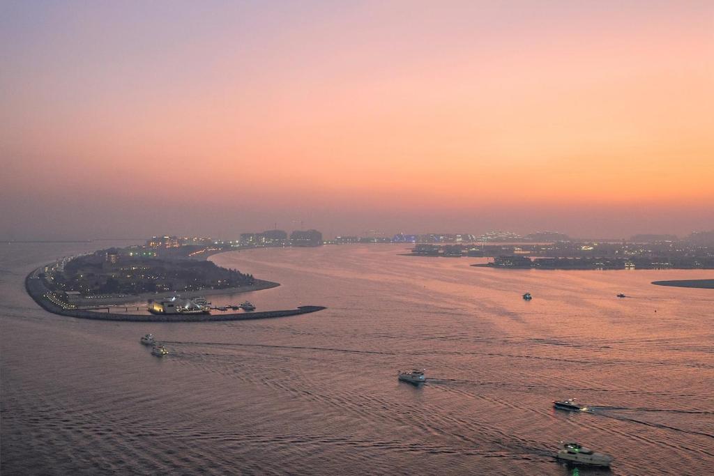 Beachfront 2BR Grand Bleu Luxe Near Dubai Palm & Marina Hotspots, Dubaï