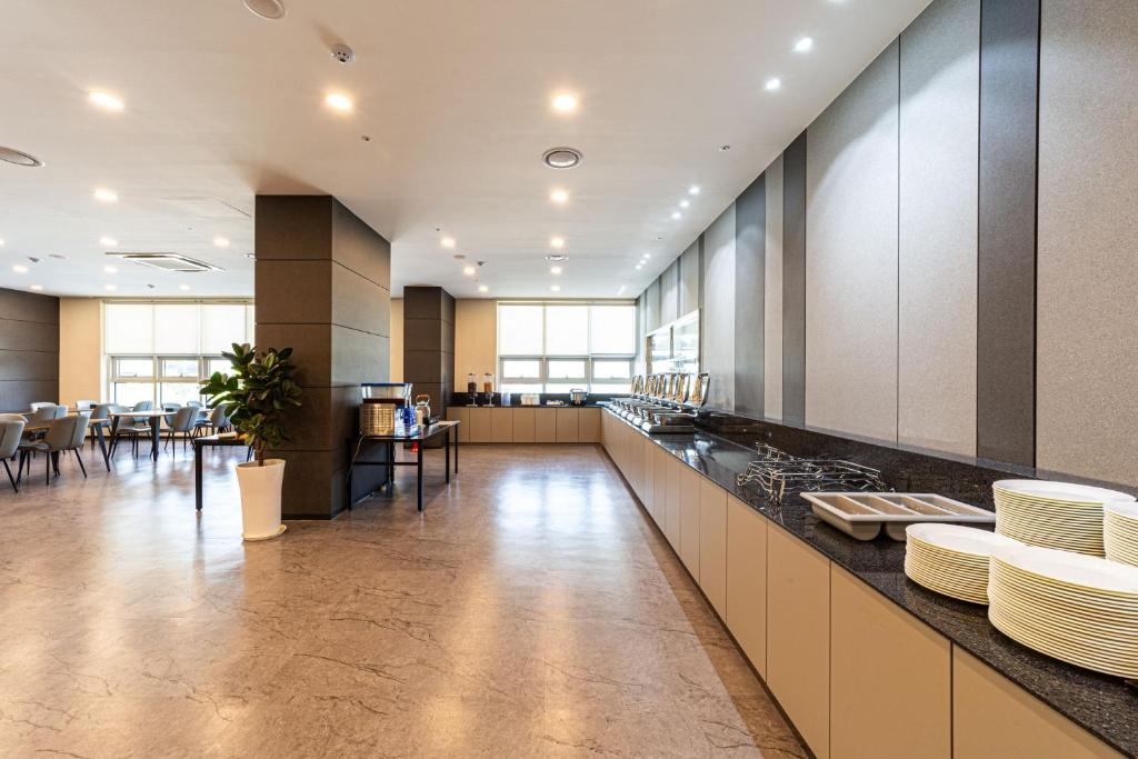 Restaurant, Bella Stay Hotel in Chuncheon-si