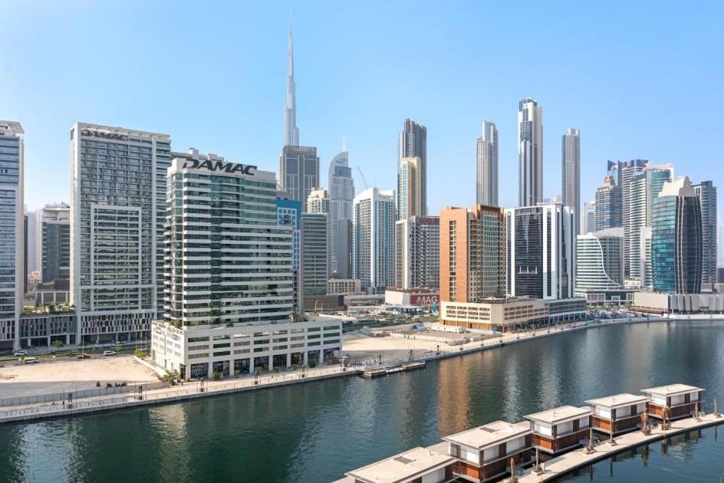 Apartment with Burj Khalifa, Canal View with Big Balcony, Dubaj