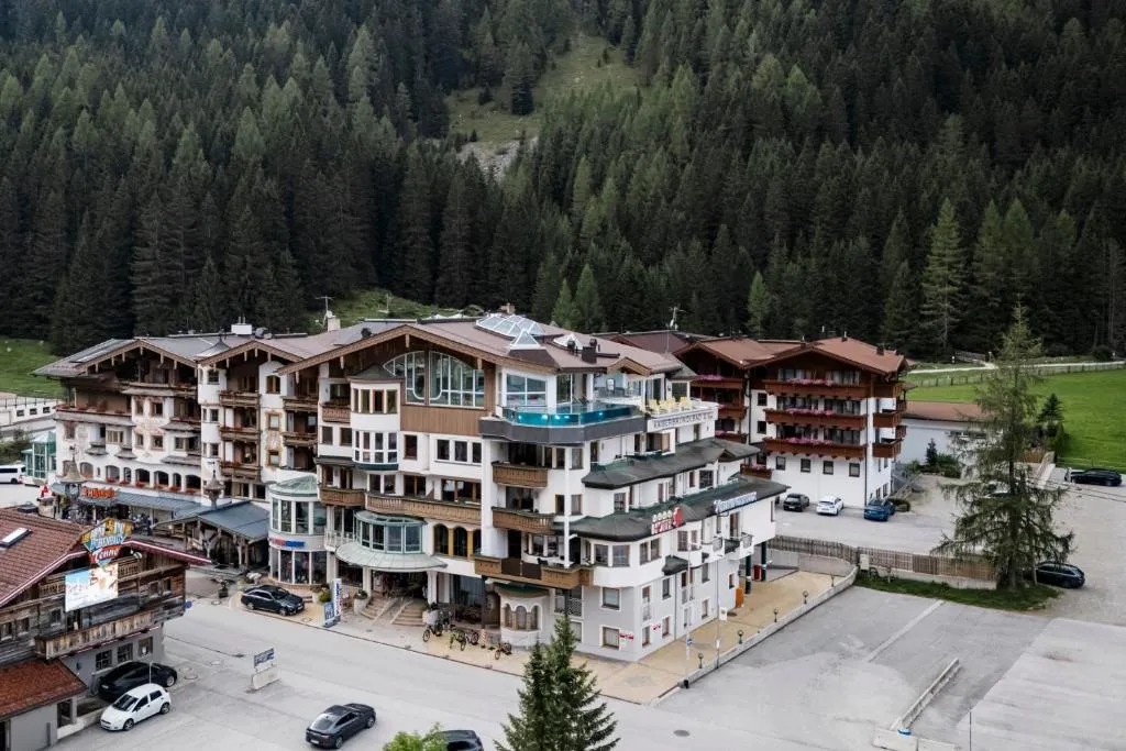 Hotel Neuhintertux 4 Sterne superior, hotel in Tux