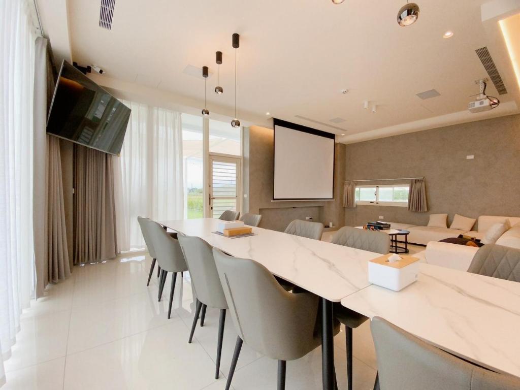 Green Fields Light, Wujie