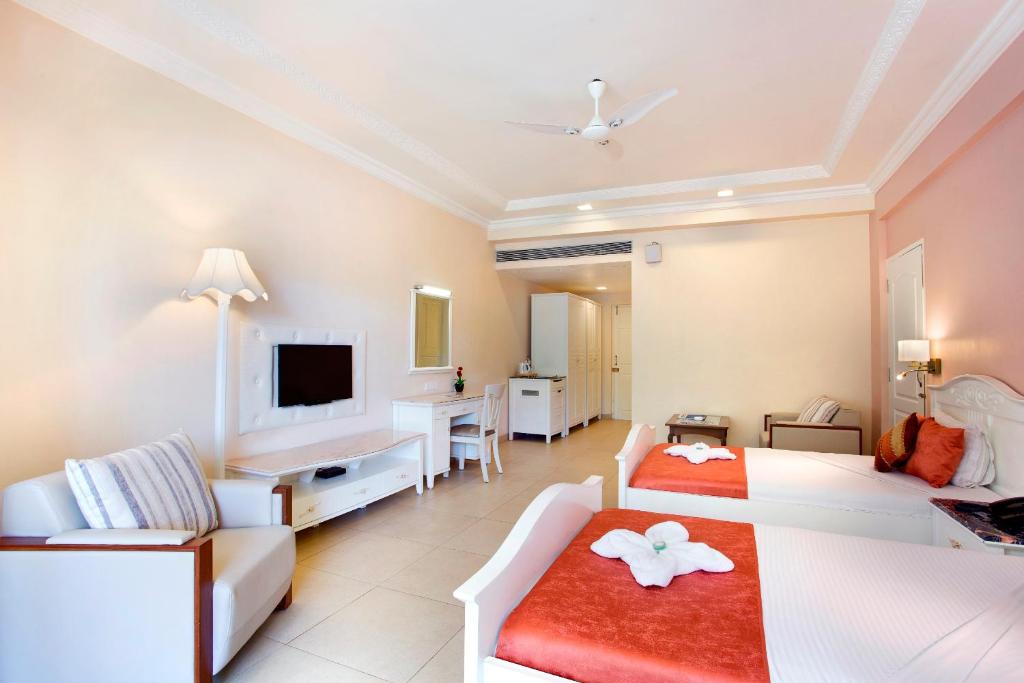 Shared lounge/TV area