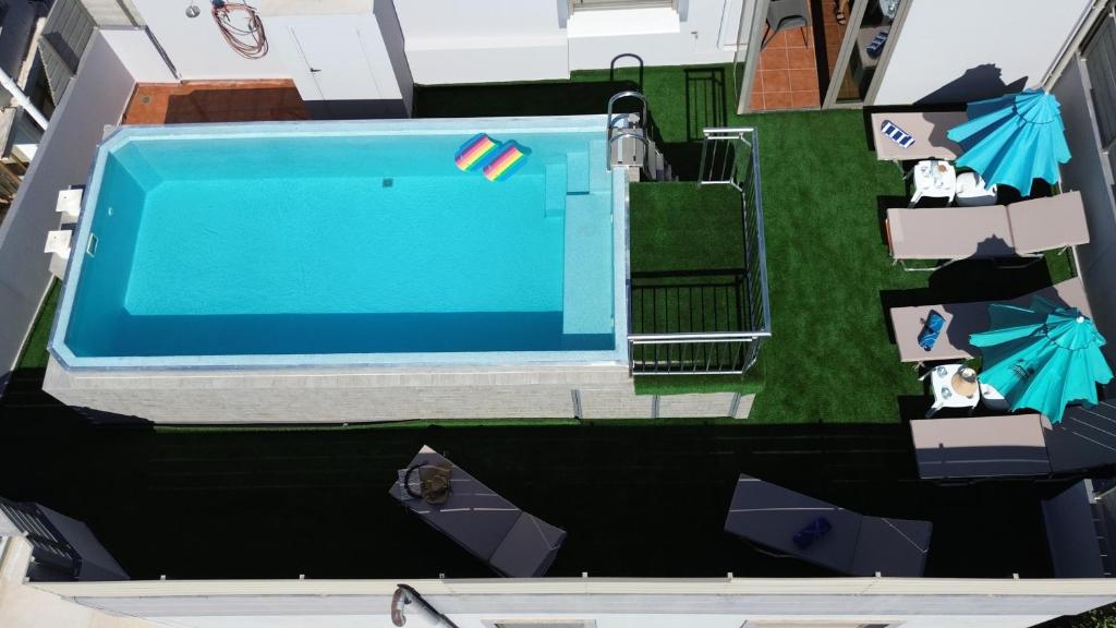 Elegant 2BR Apt Rooftop Pool & Walk to Old Town, Chania
