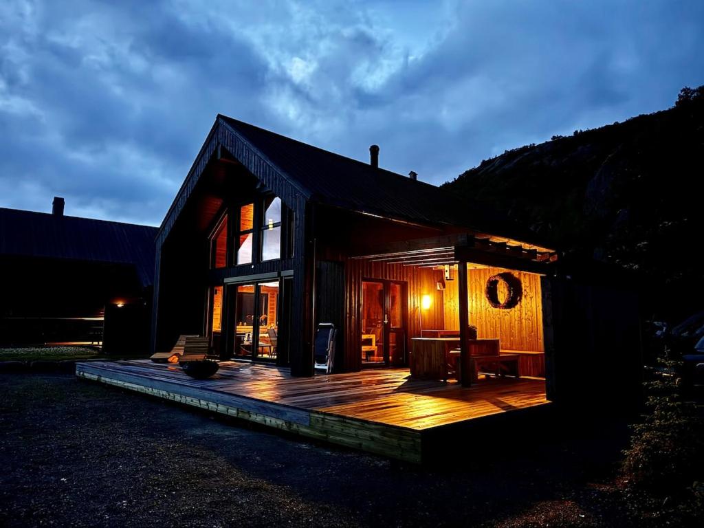 Flott nyere hytte i Sirdal med fantastisk utsikt og solforhold, Haugen