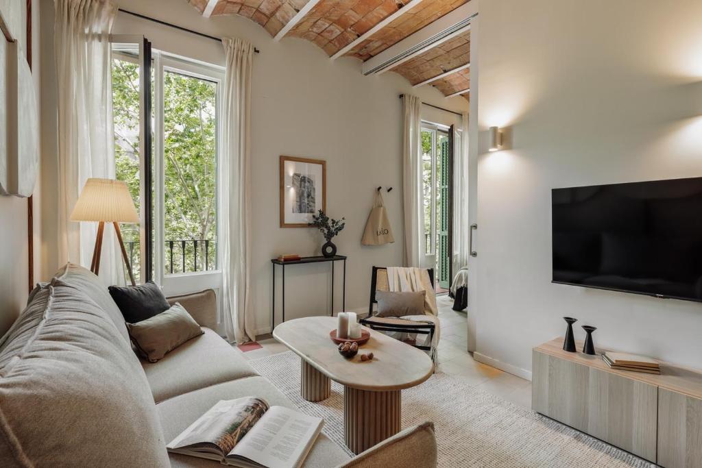 Semuc - 2 bedrooms, office and balcony in Eixample Dreta, Barcelona