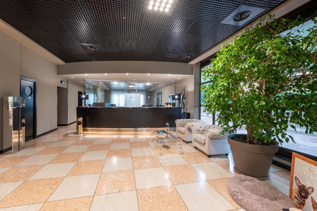 Shared lounge/TV area