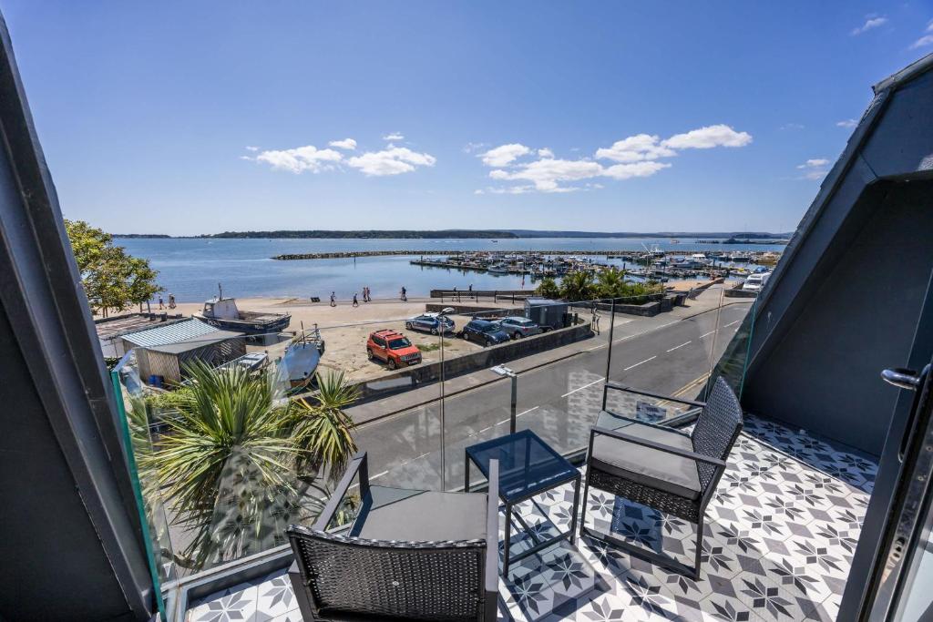 Candle Island View - Superb Harbour Views from Three Floors, Poole