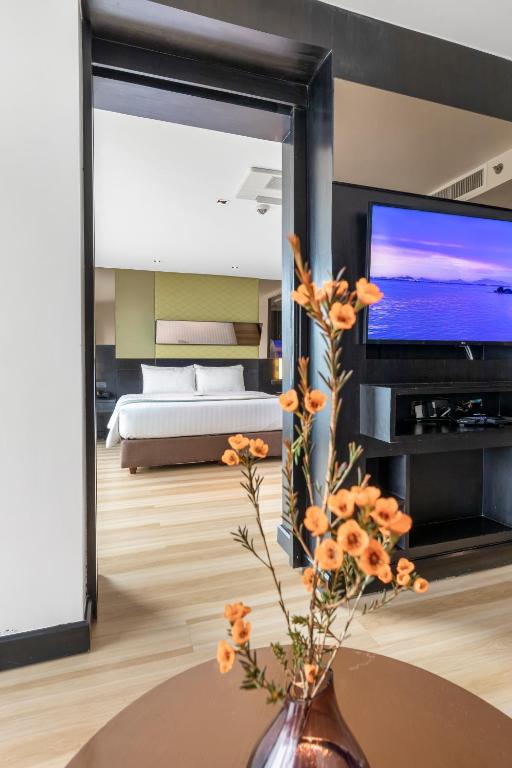 Shared lounge/TV area