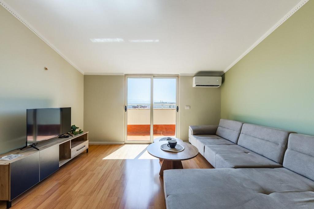 Bright & Comfy 2BR Apartment by the Adriatic, Durrës