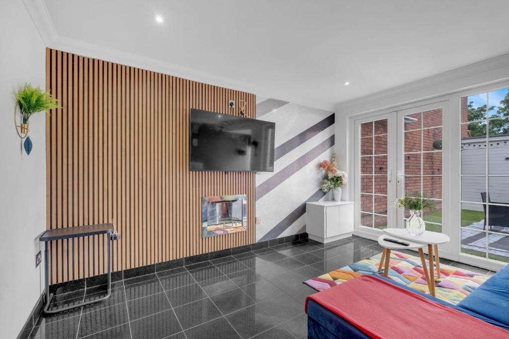 Kaly- Relaxing Garden, Central, Close Parking, near Portsmouth Harbour Train Station, Gunwharf Quays, Southsea, Portsmouth